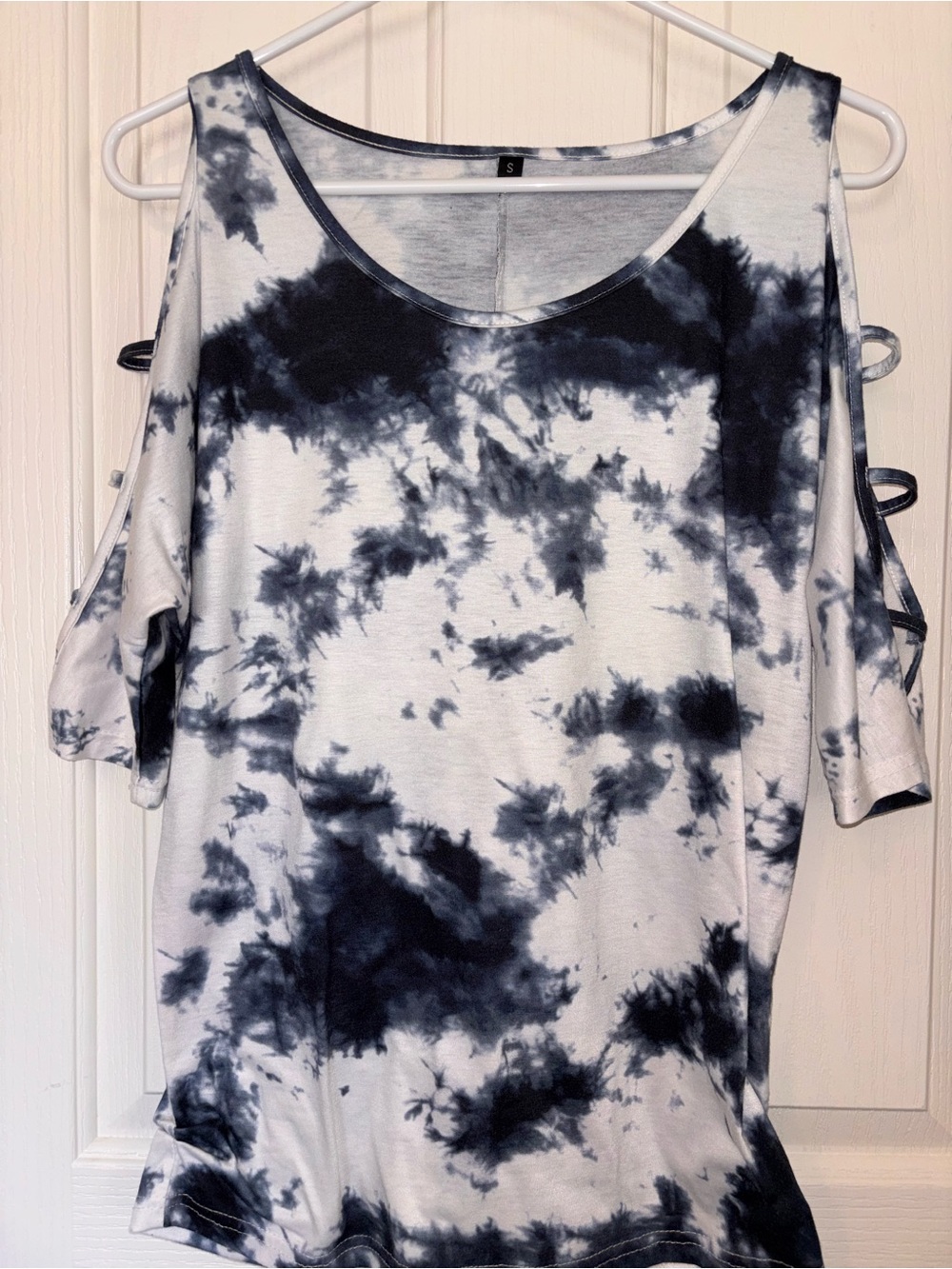 Women’s Cold-Shoulder Tie-Dye Top - Navy & White